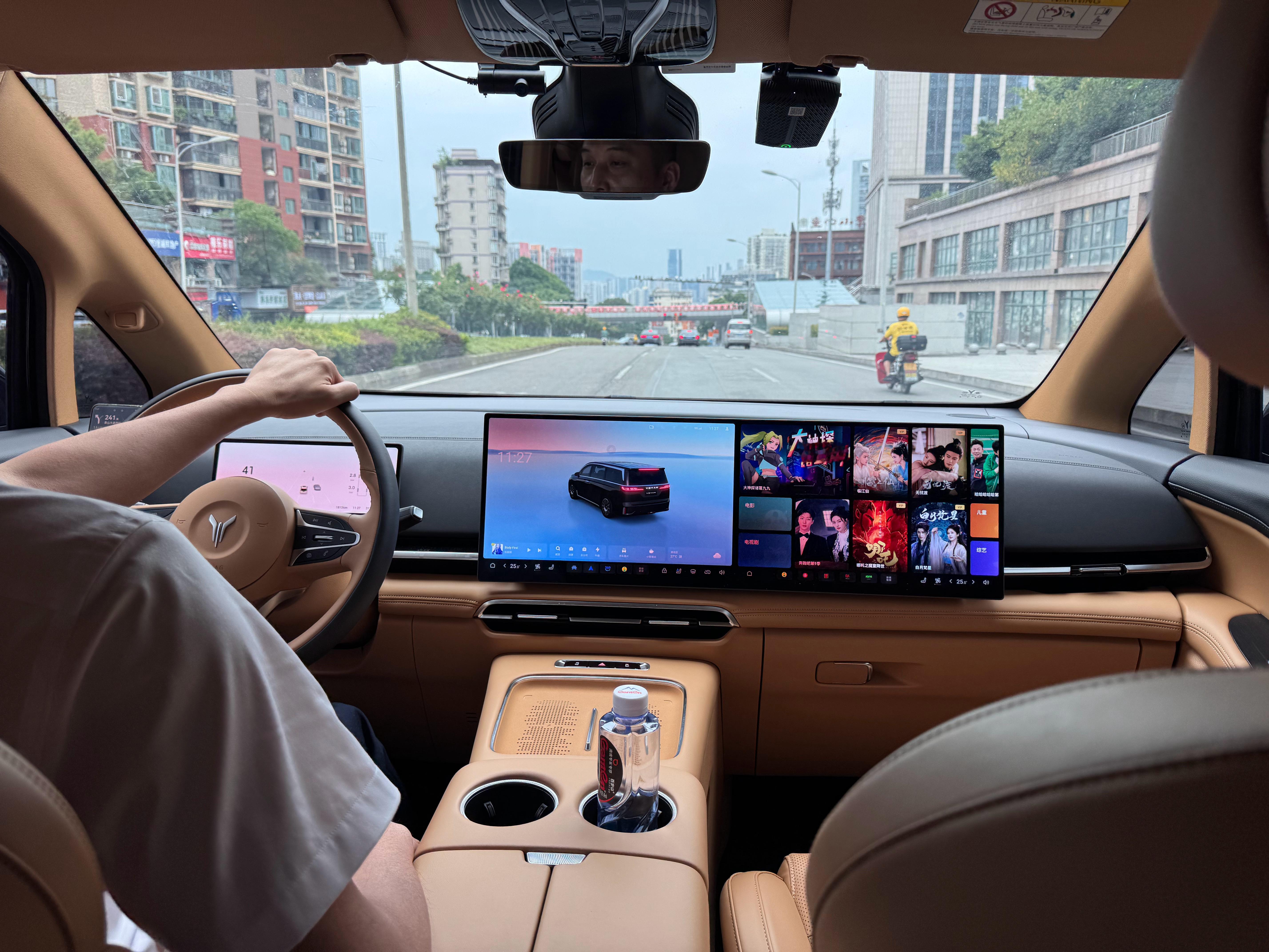 岚图梦想家～确实一辆车，卖的好是有原因的！三排正常展开的情况下，后备箱还有超大的