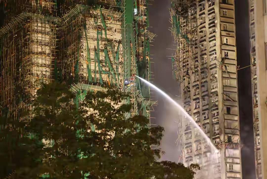 香港宏福苑大火过后恐无法再住人面临巨额维修成本，保险理赔上限20亿元涉8栋大厦想