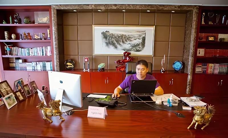 刘强东的办公室非常大气，后面也有很多书，是一位有责任的企业家