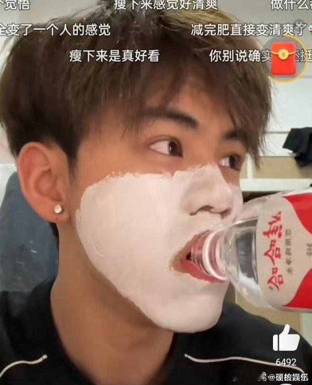 男大学生瘦下来像彭于晏 以前觉得男大学生胖胖的也挺可爱，可看到他瘦下来后像彭于晏