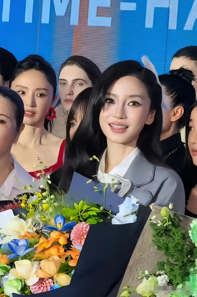 我根本不相信这个美女是杨颖。不过这个美女确实是杨颖，估计又动脸了。都认不出来了。