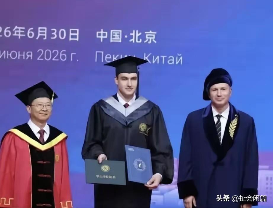 卢卡申科幼子尼古拉·卢卡申科，是他最喜欢的儿子，但并不是和妻子所生，孩子妈直接成