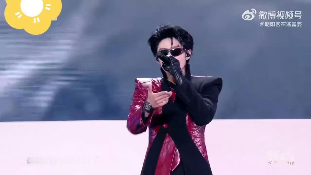 苏新皓送给朱志鑫戒指朱志鑫演唱会新歌首唱谁能想到演唱会现场还有送戒指这一幕，两个