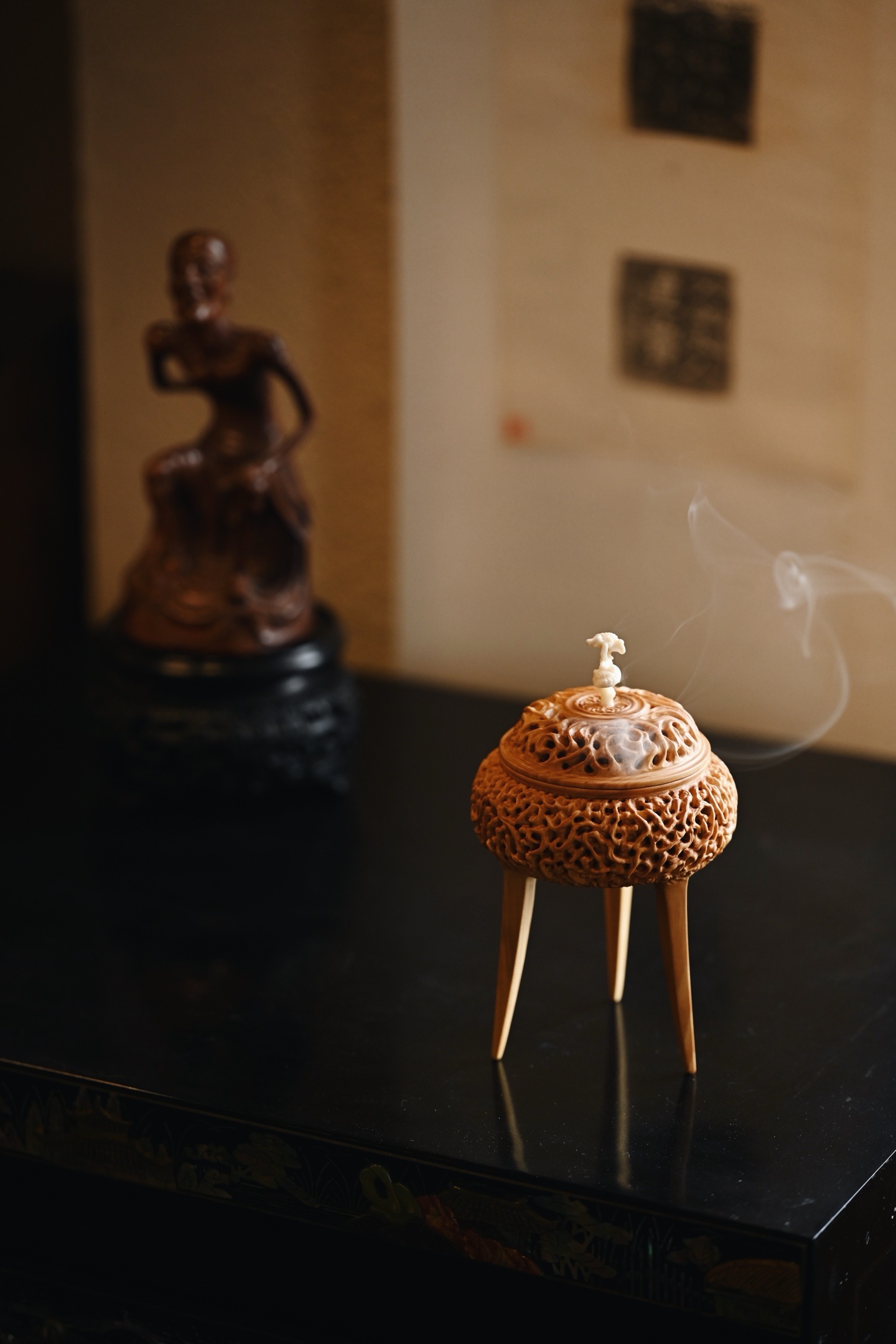 黄杨木x鹿角 | 盘根 三足香炉色泽古雅，雕刻云烟古树之形，风度超然古雅，焚香云