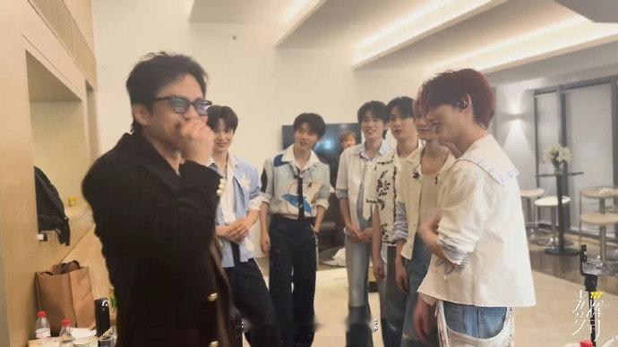 邓超找时代少年团拍借粉vlog了 邓超借粉时代少年团 超哥这是找时代少年团拍借粉