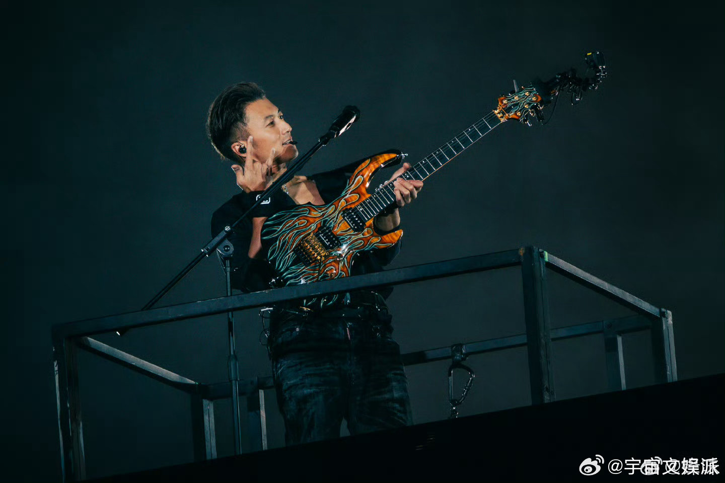 谢霆锋晒照告别深圳演唱会 谢霆锋晒照告别深圳演唱会 谢霆锋说谢谢你深圳我们武汉继