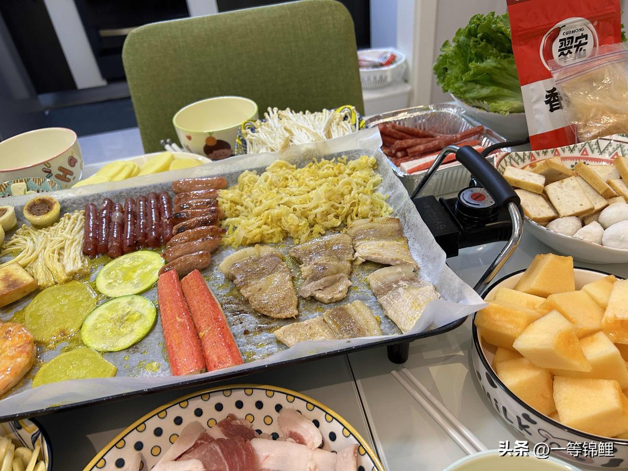 滋滋作响，肉香扑面而来。肥瘦相间的烤肉在烤盘上慢慢变色，裹上秘制蘸料，一口下去焦