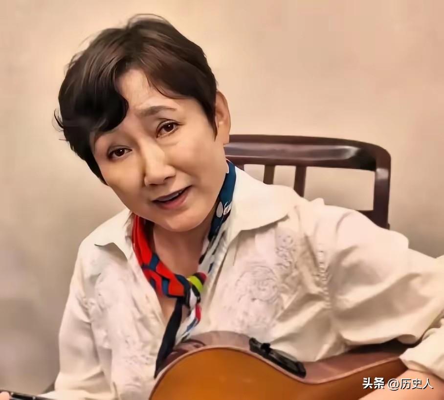 65岁成方圆素颜照刷屏：满脸皱纹看似苍老，却是娱乐圈最通透的活法
 
成方圆65