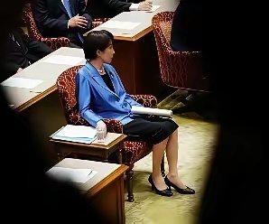 解散众议院时，她一个人坐在椅子上目视前方，仿佛已经看到了自己的结局。 