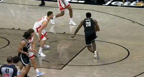 大漏勺！申京连无名小卒都防不住。
沃尔夫、克劳尼这些名字不看篮网的真没听过，就赵