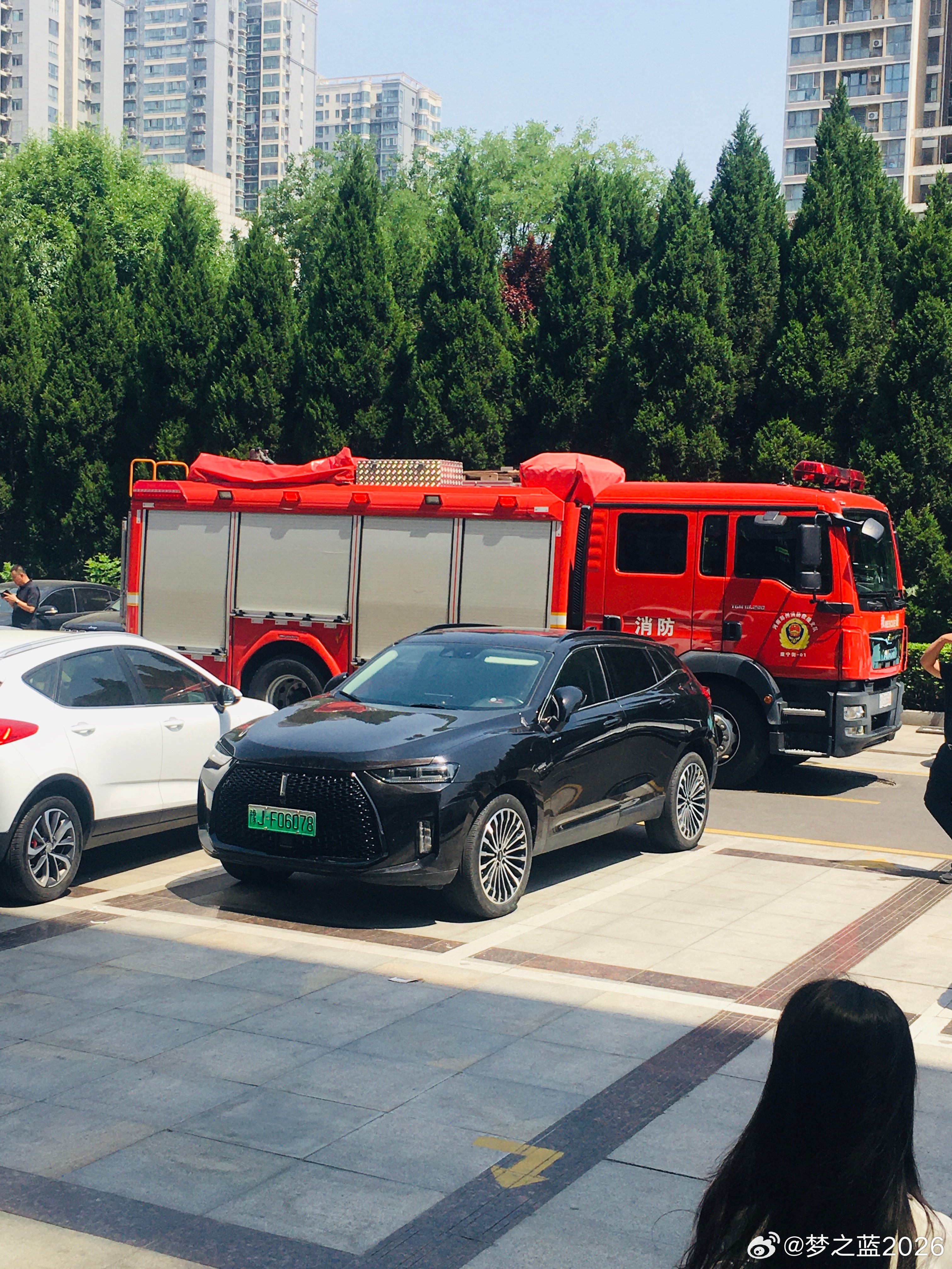 办公这楼，上午着火了！还怪吓人的。这会扑灭了