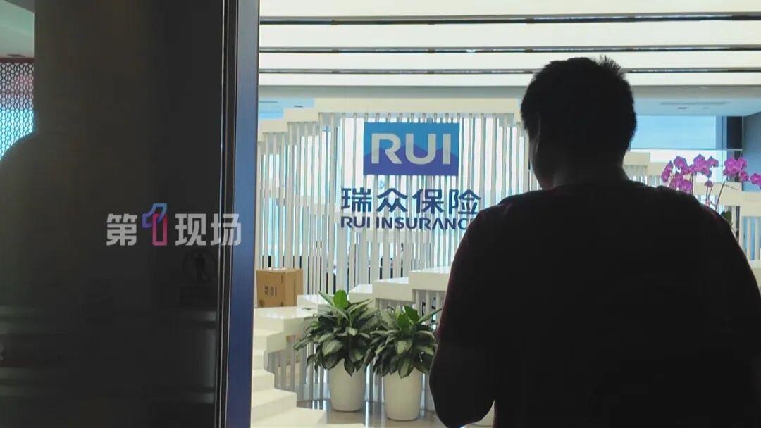 “闹大了！”7月11日报道广东深圳，女子在2016年为残障儿子通过银行买了份15