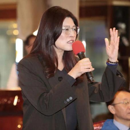 郑丽文果然胆大包天！面对两岸关系的敏感话题，她不仅没有回避，反而在公开场合直言力