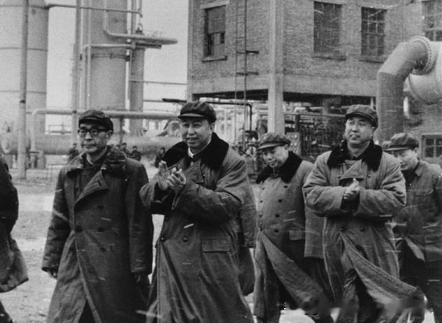 1977年4月17日，华国锋迎着风雪，亲临新建投产的大庆化肥厂视察。