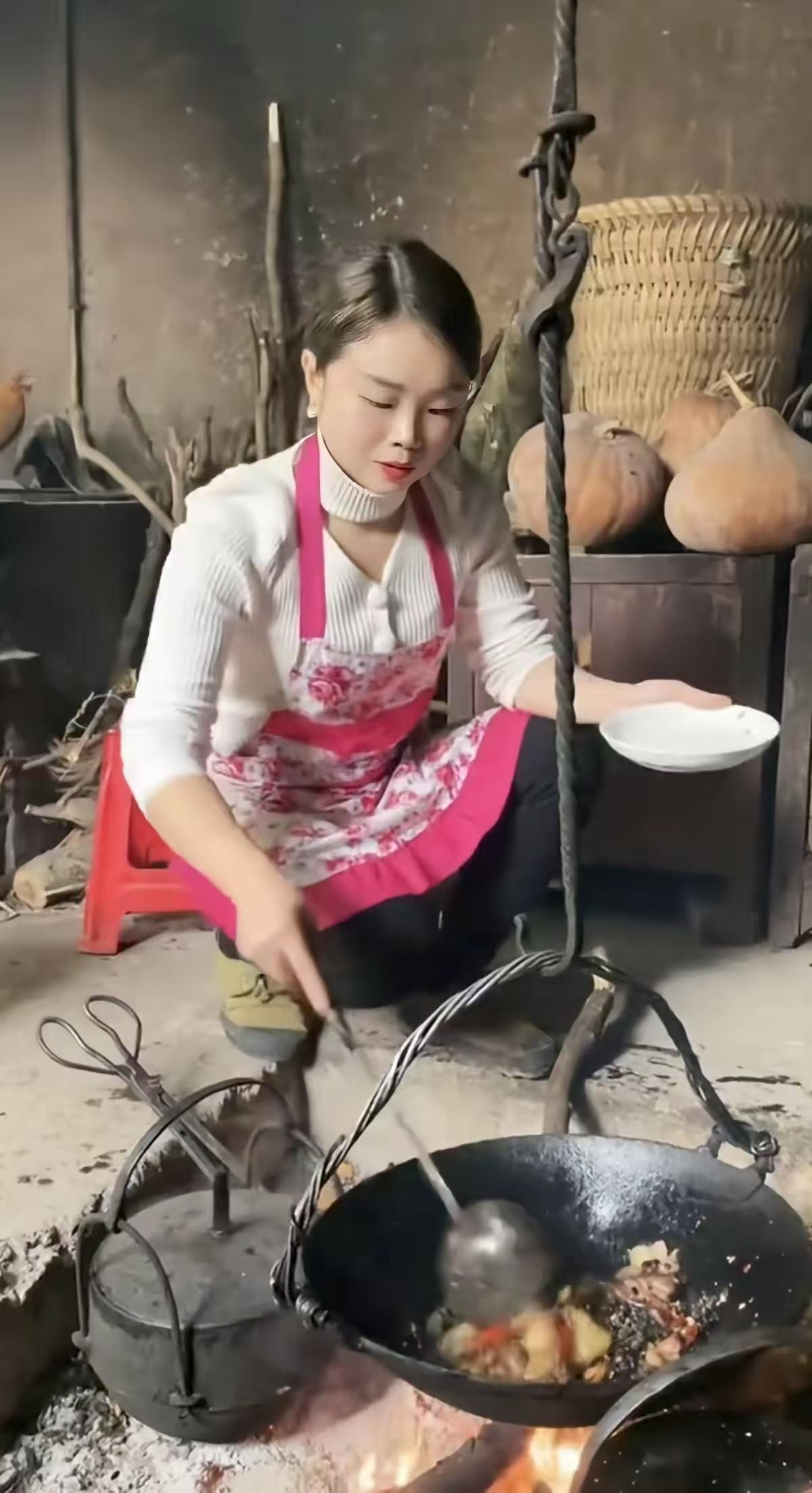 捣练子·山居俭朴
薪自拾，远华奢。
烟火烹炊岁月嘉。
淡守清宁求康健，
一身简朴