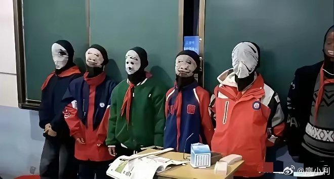 小利说事 因作业未达标，老师让学生戴滑稽面具罚站，拍照发家长群，家长怒道：学习差