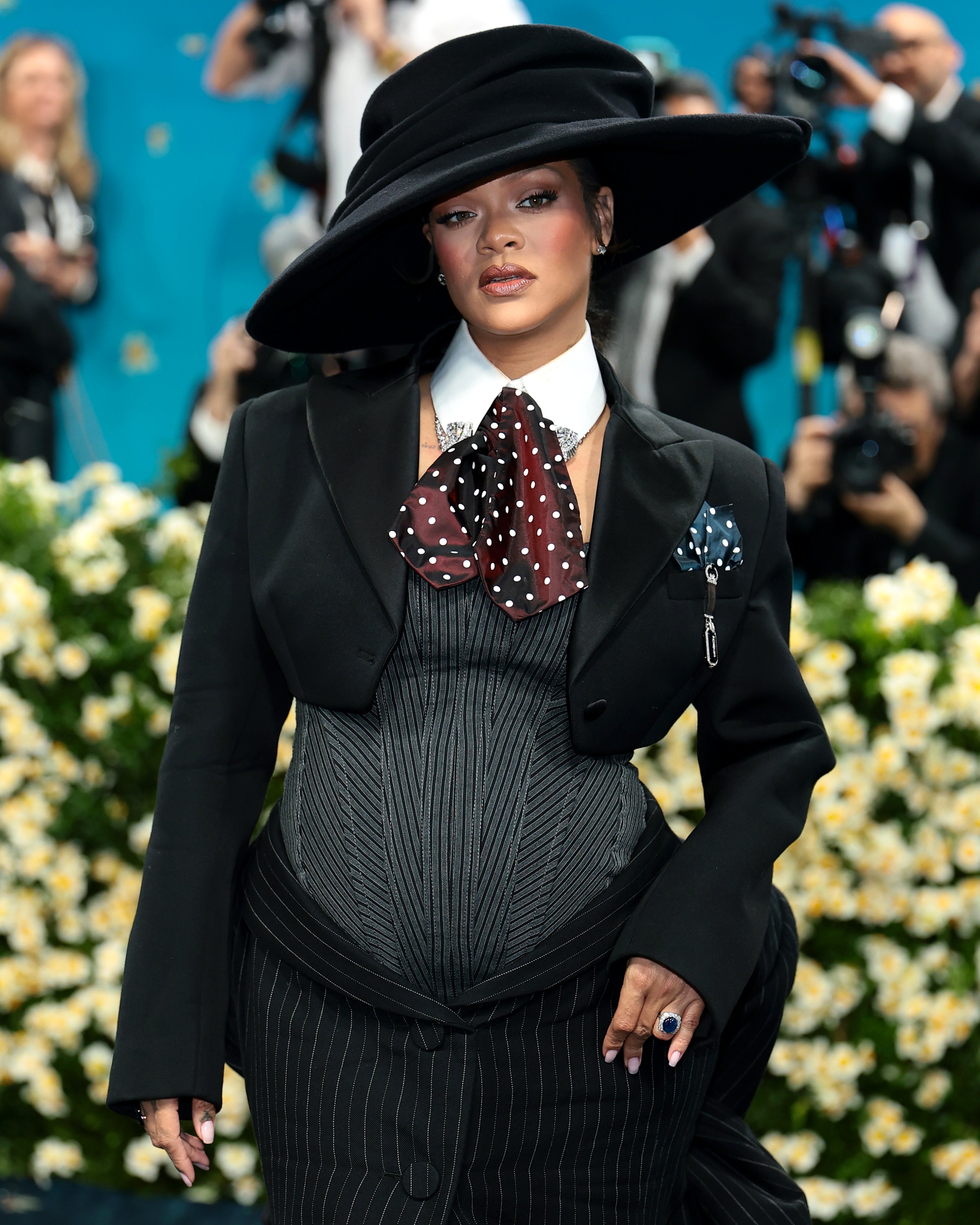 【官宣怀孕】Rihanna挺着孕肚亮相Met Gala，公开了自己怀上三胎的消息