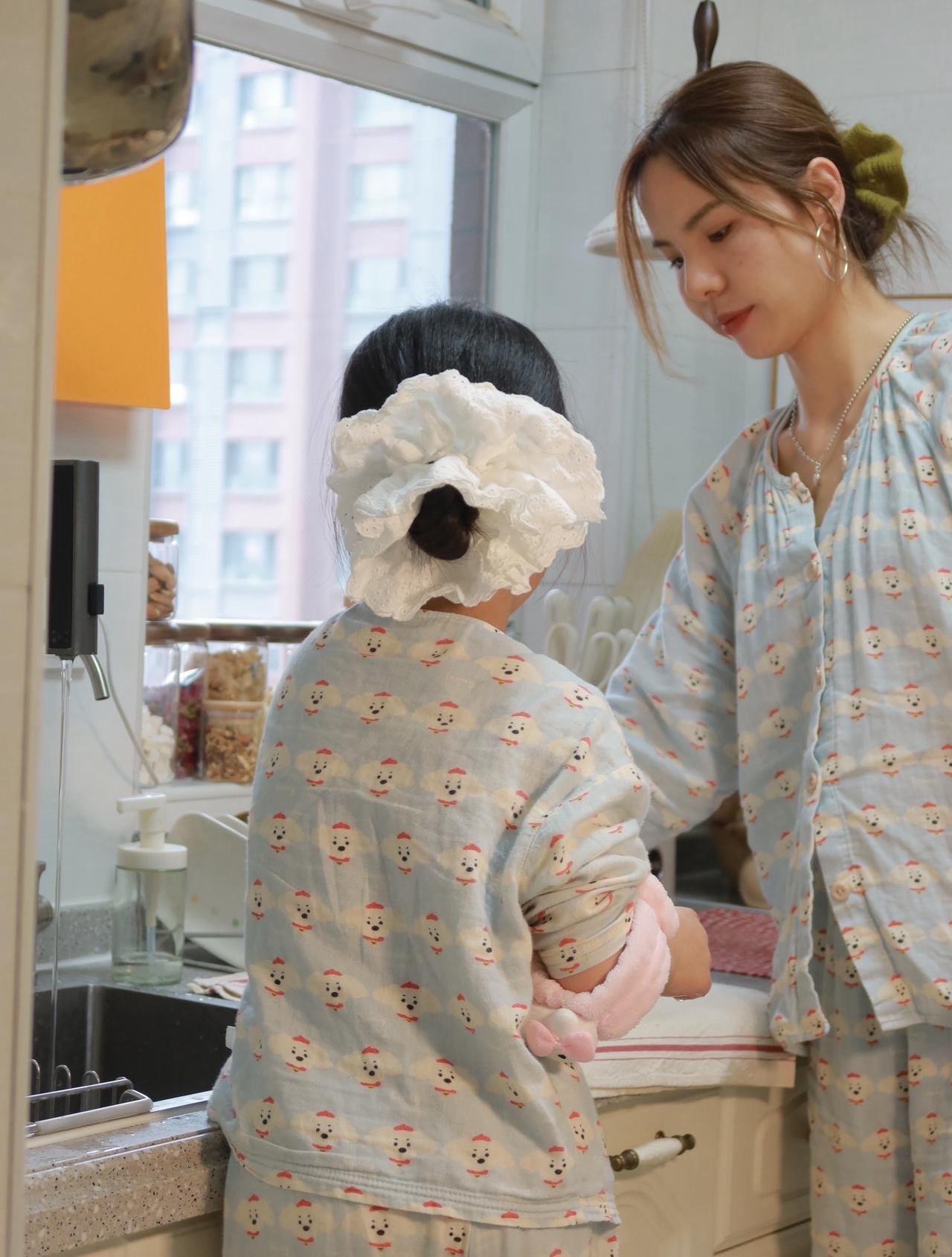 这一刻你享受着无忧无虑的童年
而妈妈享受着和你在一起的日子
如果陪伴有痕迹
一定