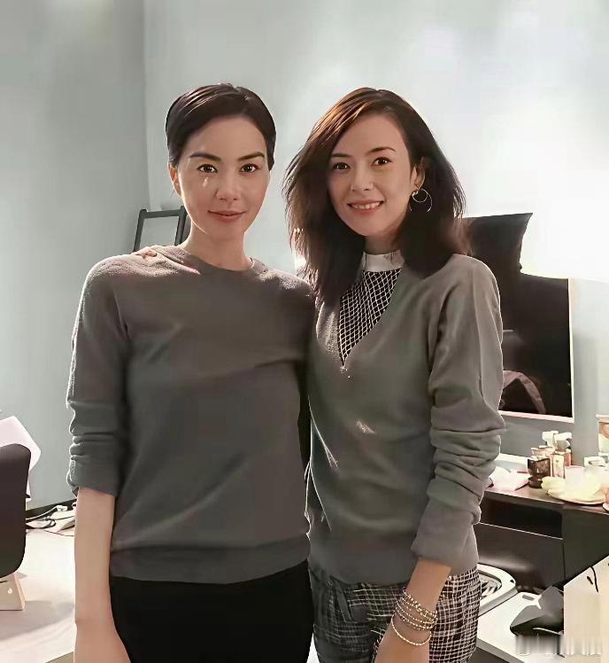 王菲章子怡难得同框，歌后遇上影后，两位女神气场碰撞，各有各的独特韵味。 ​​​