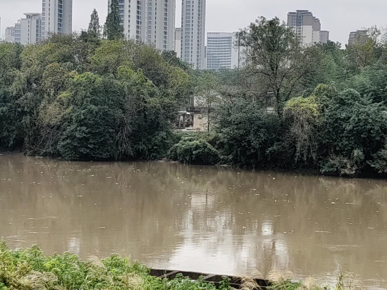男人在县城有一套全款房子，有稳定的工作，经济基础不差。但就是为何不愿意请对象在外