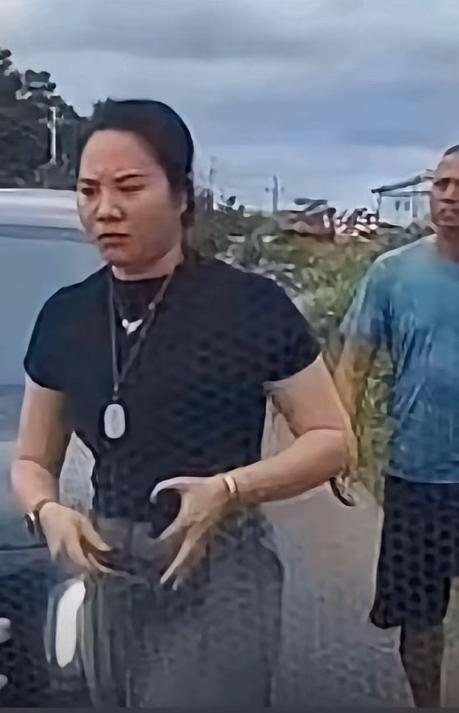 金镯子，大手表，企业员工？鬼都不敢相信啊[捂脸][捂脸]但是，我们的调查人员相信