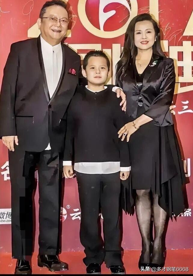 比王刚小20岁的郑艳东确实长得挺大气的，肤如凝脂，身材好，没有臃肿，看不出像生过