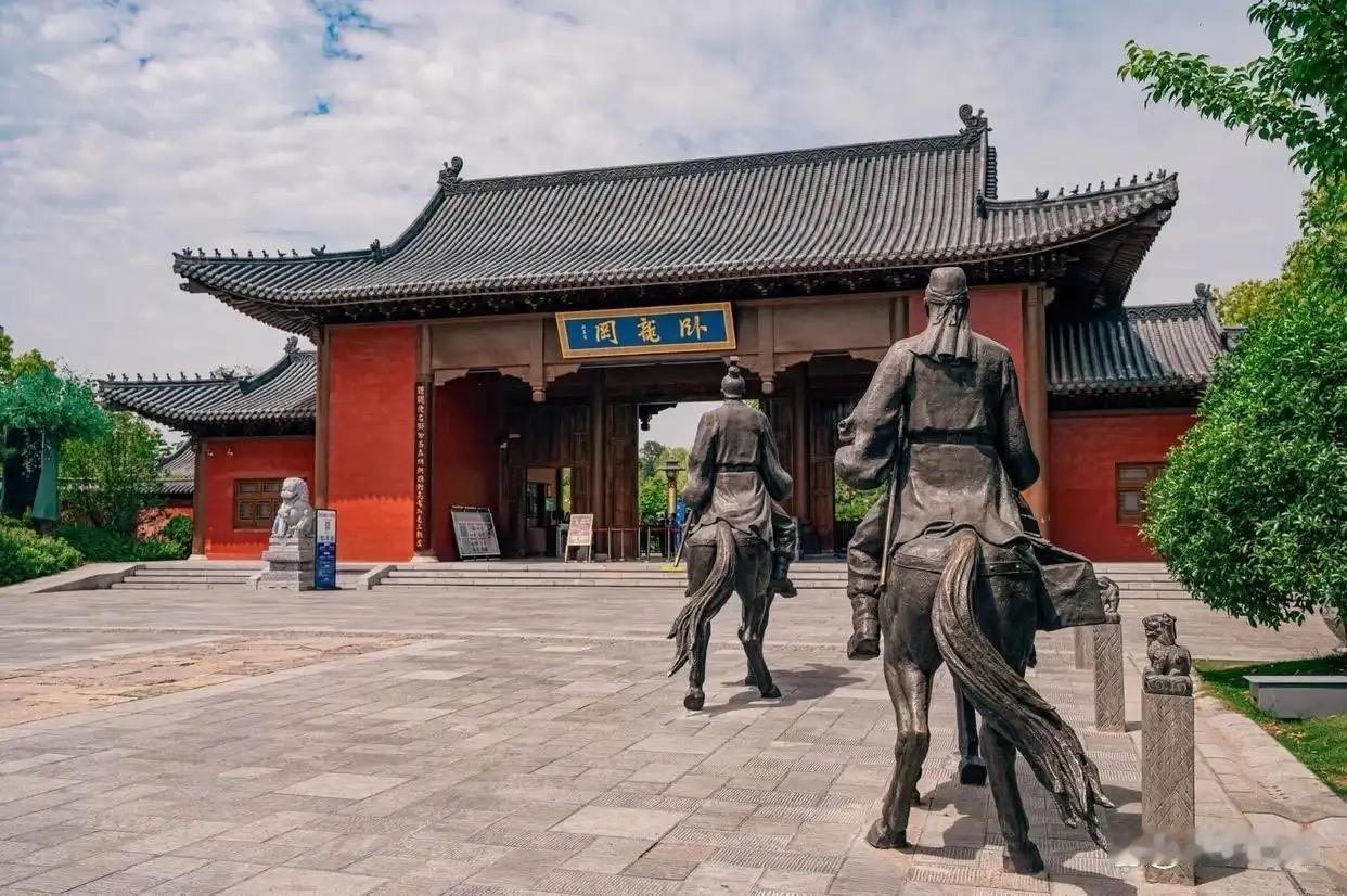 在大数据与AI时代，信息透明且多元，襄阳明智地不再盲目跟风搞诸葛亮躬耕地座谈会。