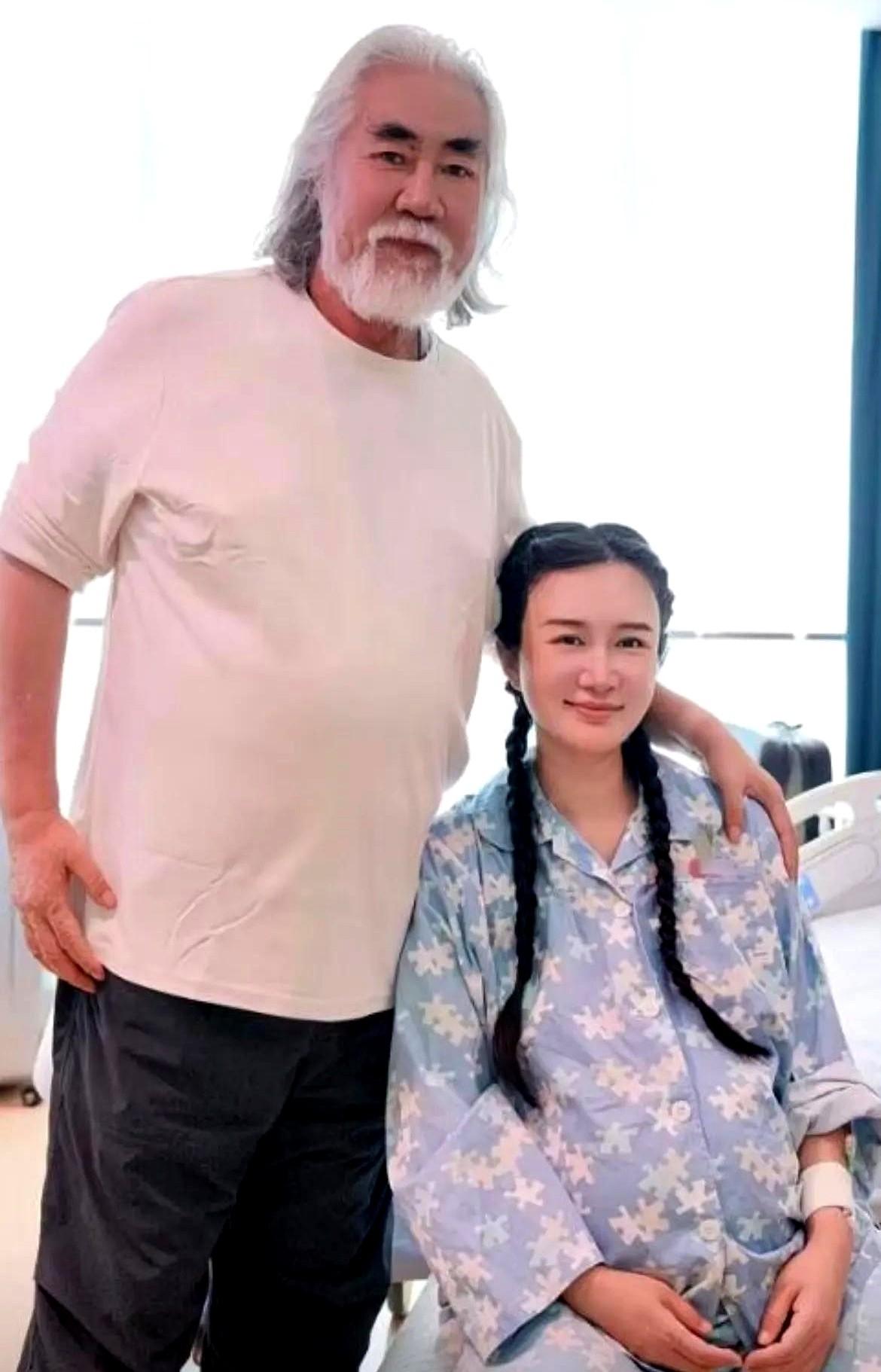 74岁张纪中抱着刚满月的三胎女儿亮相，满头银发的武侠剧导演秒变
