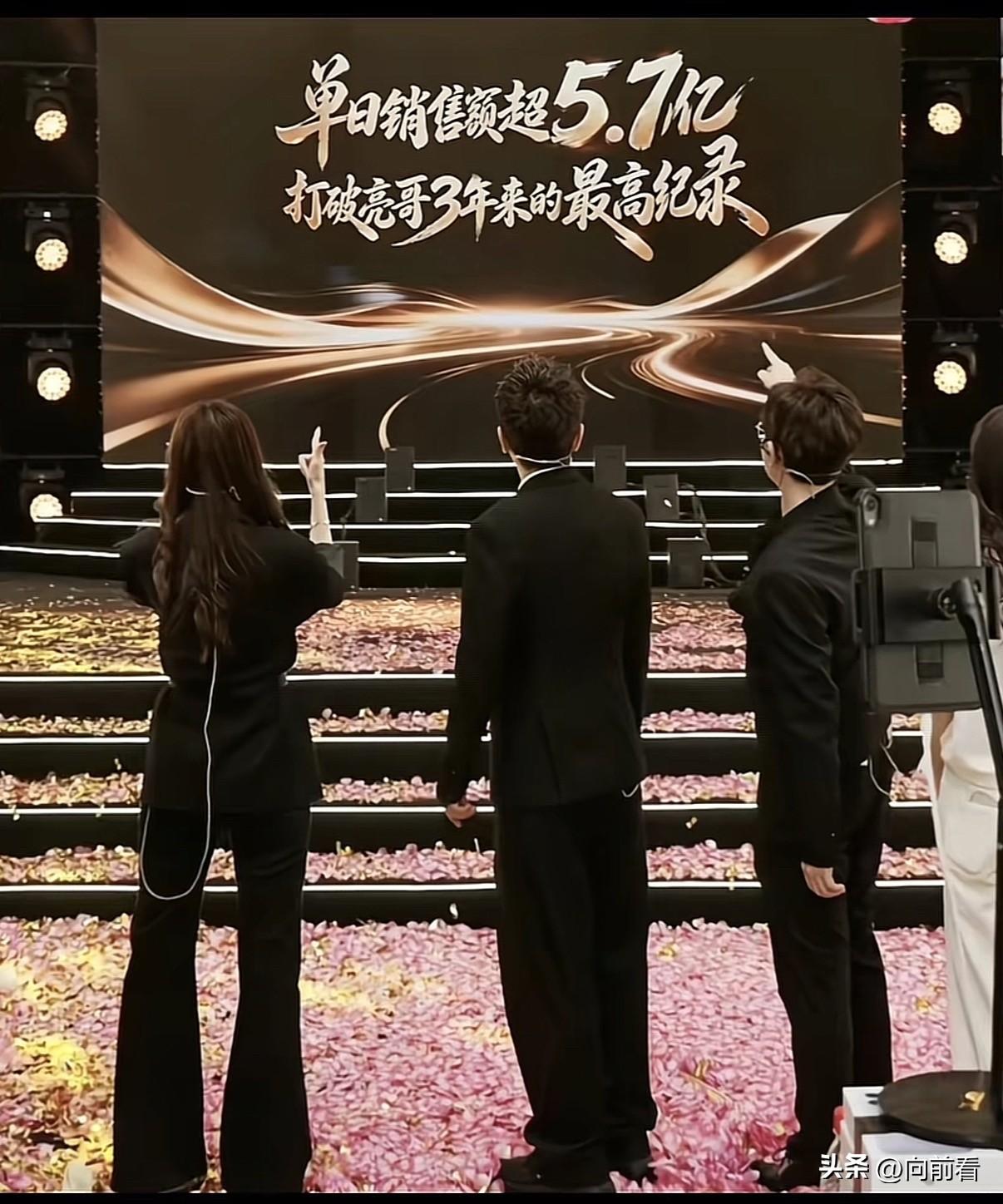 还有谁能比！贾乃亮直播一天卖5.7亿，是亿啊！这不比拍戏赚钱！

昨天一天，他的