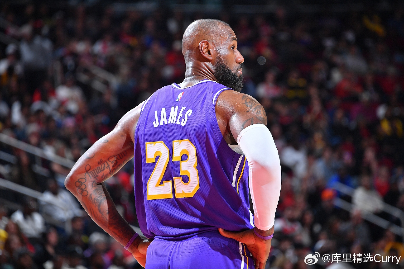 来了？湖人主场迎战雷霆：詹姆斯左脚伤病管理缺席比赛。 
