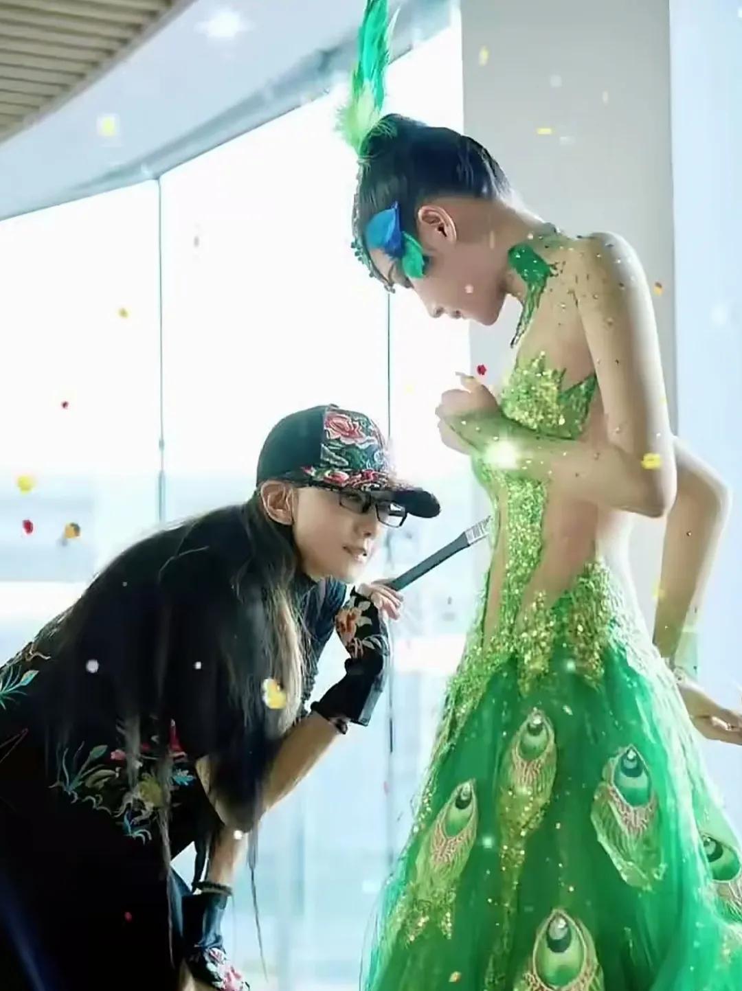 关晓彤真的太亮眼啦！

天生优越的高挑身材，四肢舒展修长，往那一站自带优雅的氛围
