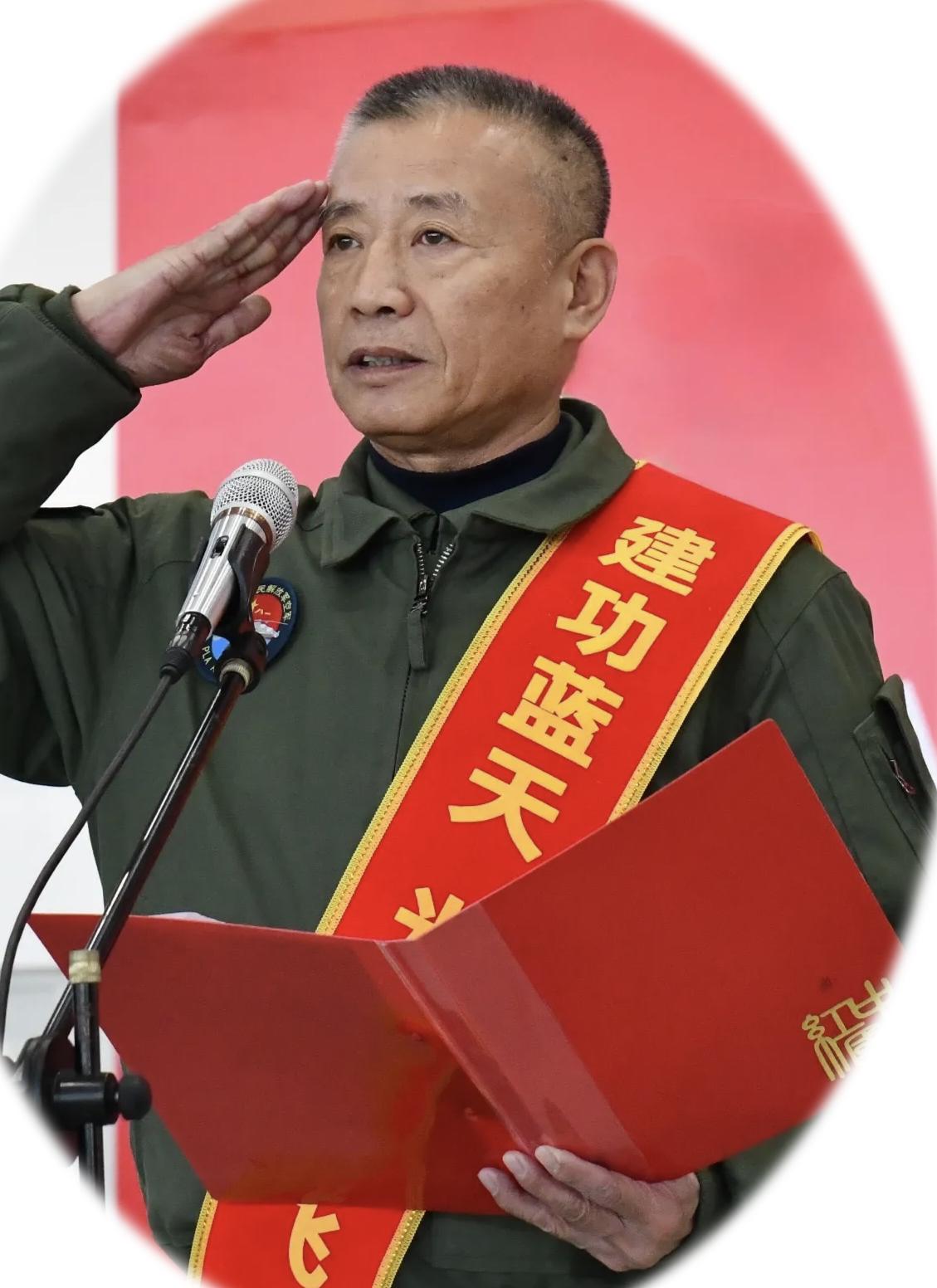 空军某部原试飞员孙茂林
曾担任多型直升机试飞专家
入伍41年
安全飞行7100小