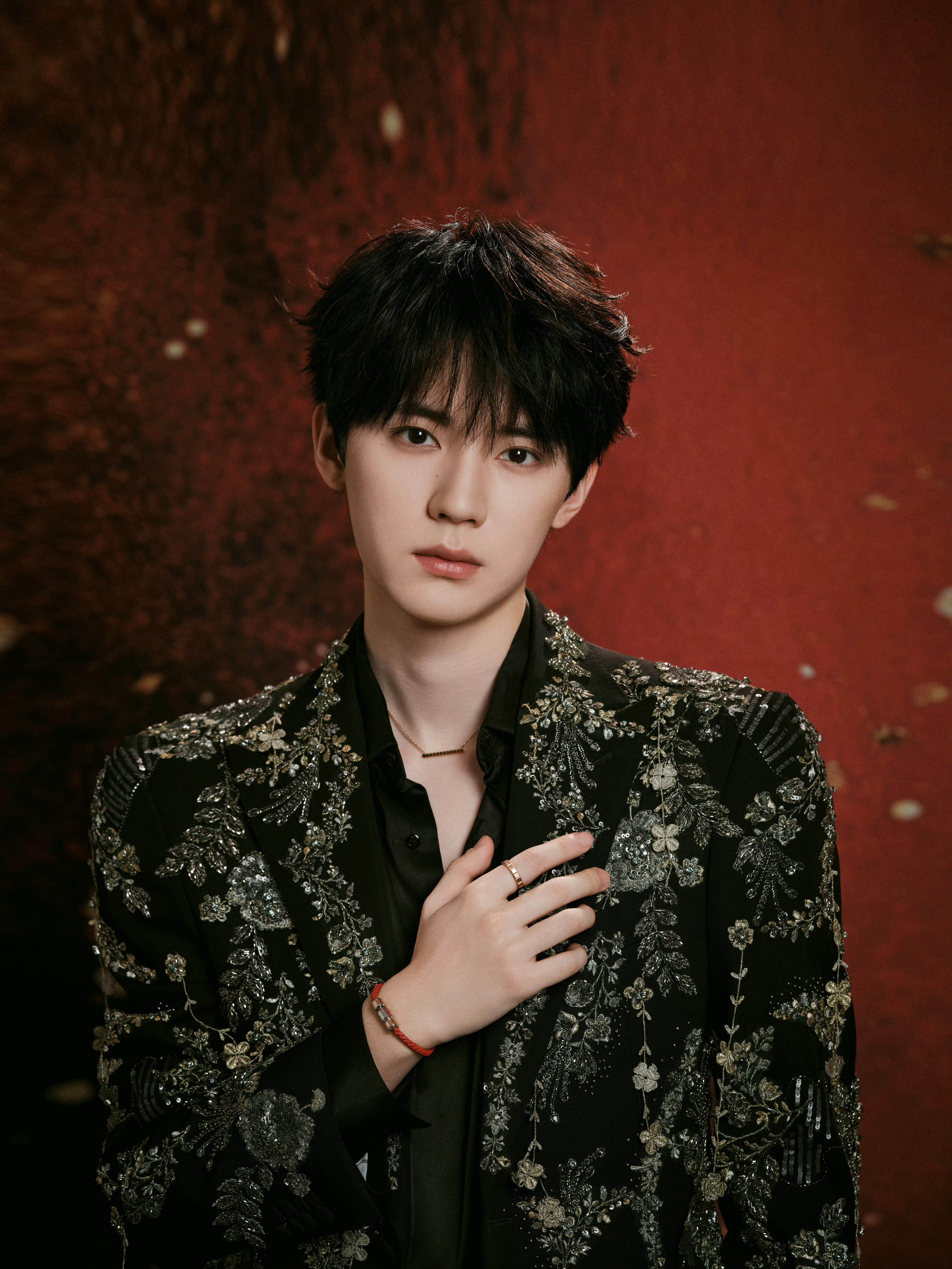 周翊然｜亮闪闪小王子周翊然 亮闪闪小王子脸蛋、身材、衣服，今天都是亮闪闪！👑✨