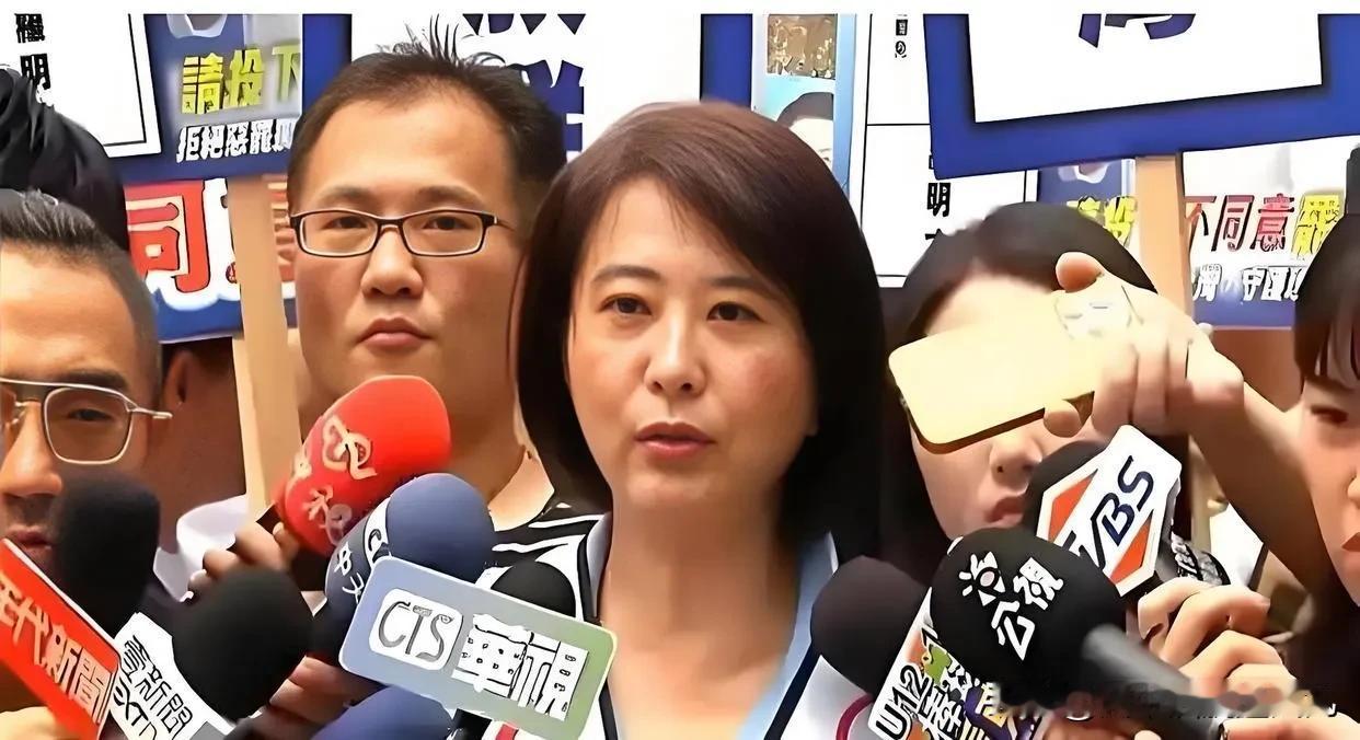 彻底颠覆蓝营底线！王鸿薇公然倒向绿营，扬言联手对抗大陆军演引发众怒
 
岛内政坛