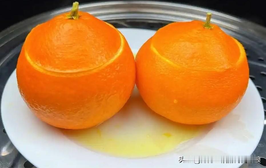 蒸橙子：准备橙子、盐。将橙子洗净切掉顶部，做成橙盅，在橙肉上均匀撒少许盐，用筷子
