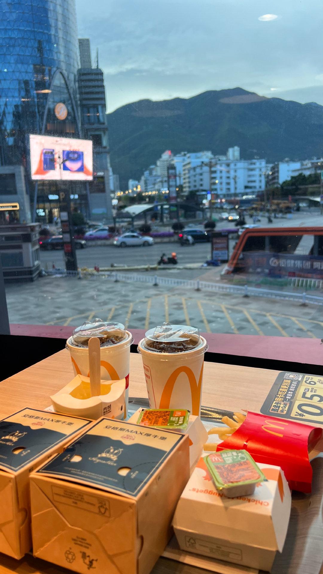 昨晚去看了巨幕IMAX奥德赛，今天准备去二刷牛来，带上老杨。 ​​​