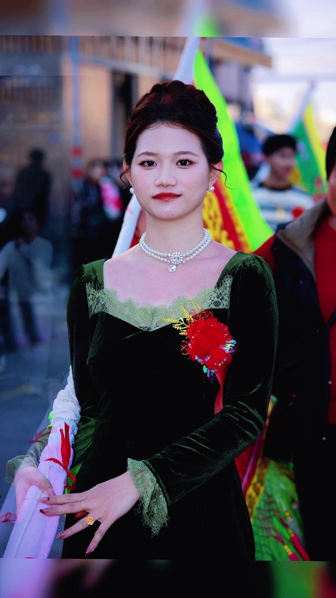 📸潮汕营标旗的传统活动，遇到了这群超有感染力的姑娘。她们穿着传统服饰，举着鲜艳