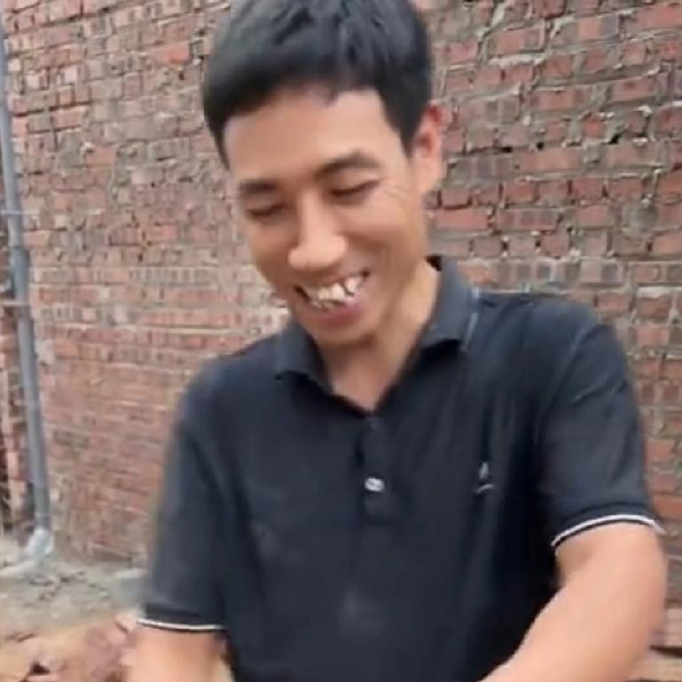 小松和秋秋在越南给秋秋娘家盖的第二套房子是给小叔和小婶盖的小别墅，小叔和小婶从此