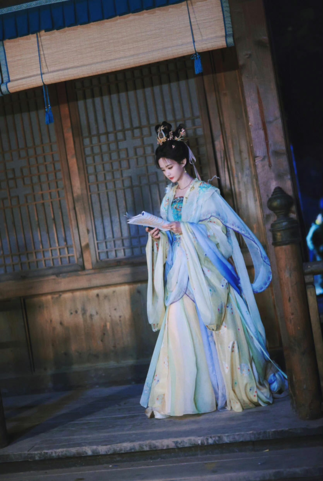 这真的不是广寒宫的小玉兔嘛[哇]李一桐《古乐风华录》造型也太精致了~ 