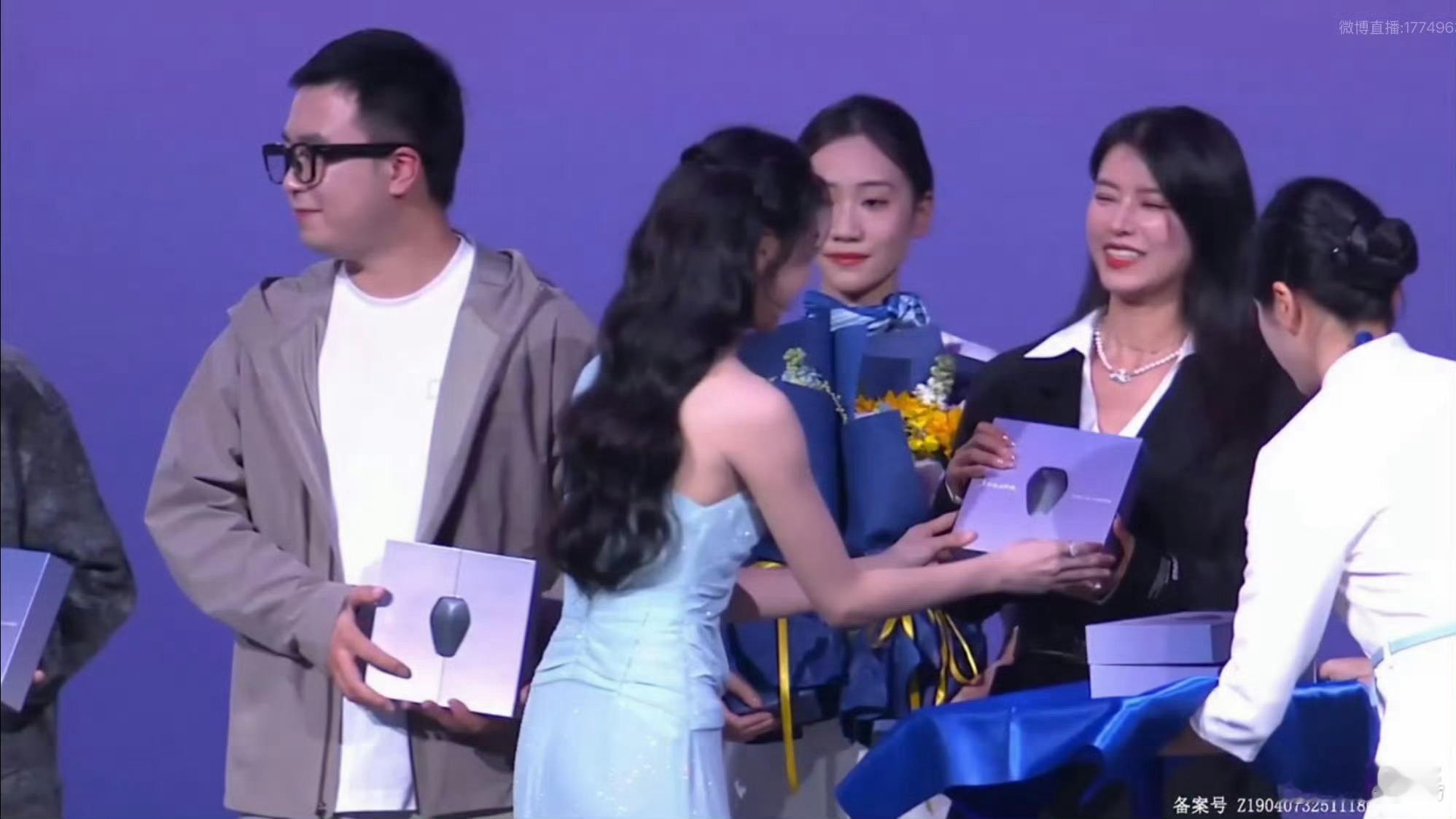 早说有刘浩存亲自交车钥匙这待遇，我也买台深蓝L06了………不懂就问，我现在下单还