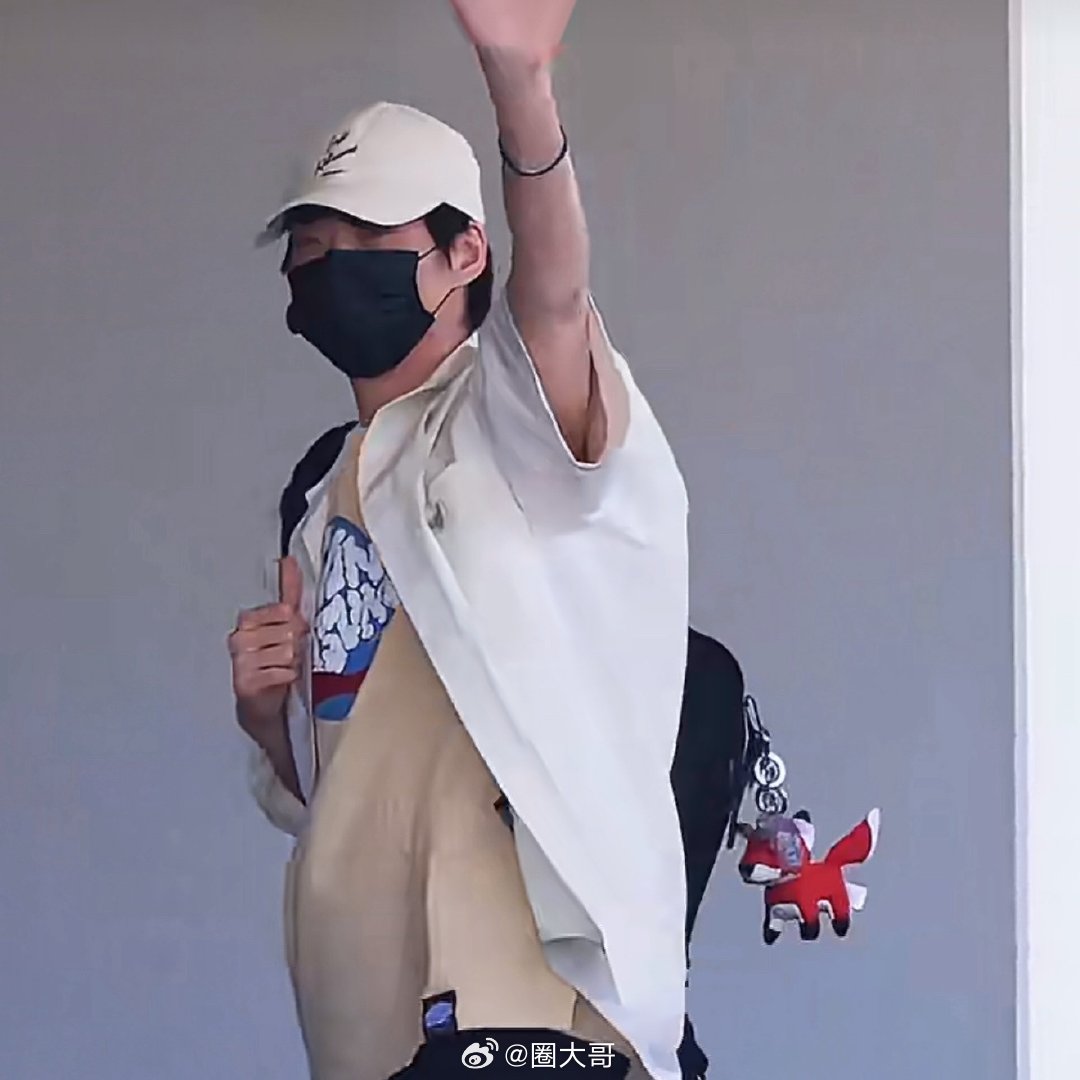 魏大勋进组十日终焉路透《十日终焉》开机倒计时，在男主肖战进组后，魏大勋也出发进组