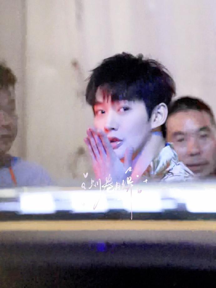 邓为吐舌wink邓为对粉丝吐舌wink 花少录制偶遇福利，邓为吐舌 wink 治
