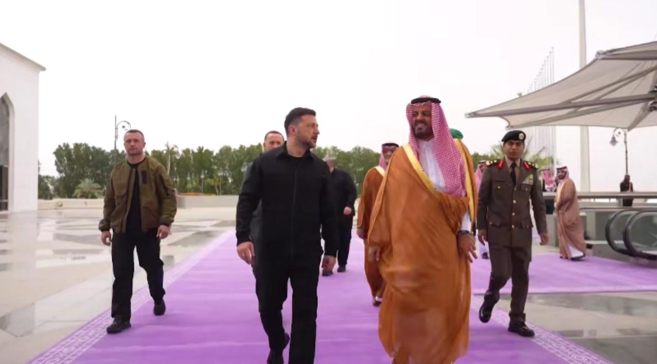 泽连斯基突降沙特，乌克兰这是要接手中东防务了。

3 月 26 日深夜，一条消息