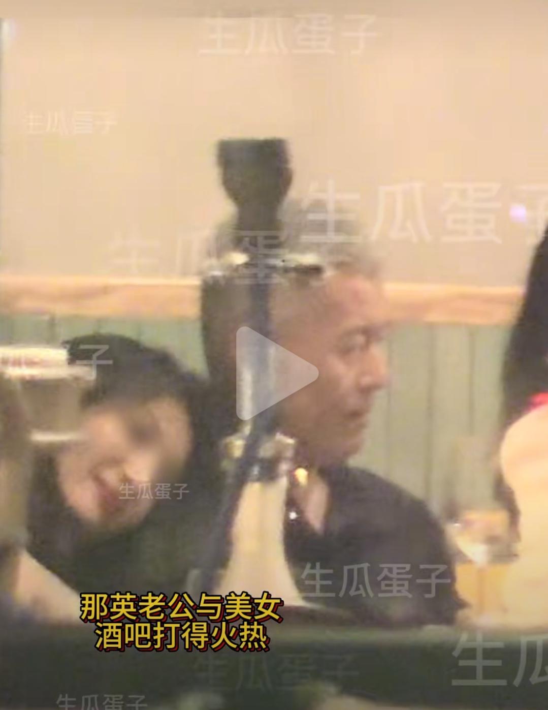 那英在外忙事业，老公孟桐却被曝趁她不在家，与一位美女亲密同框。镜头里两人紧挨依偎