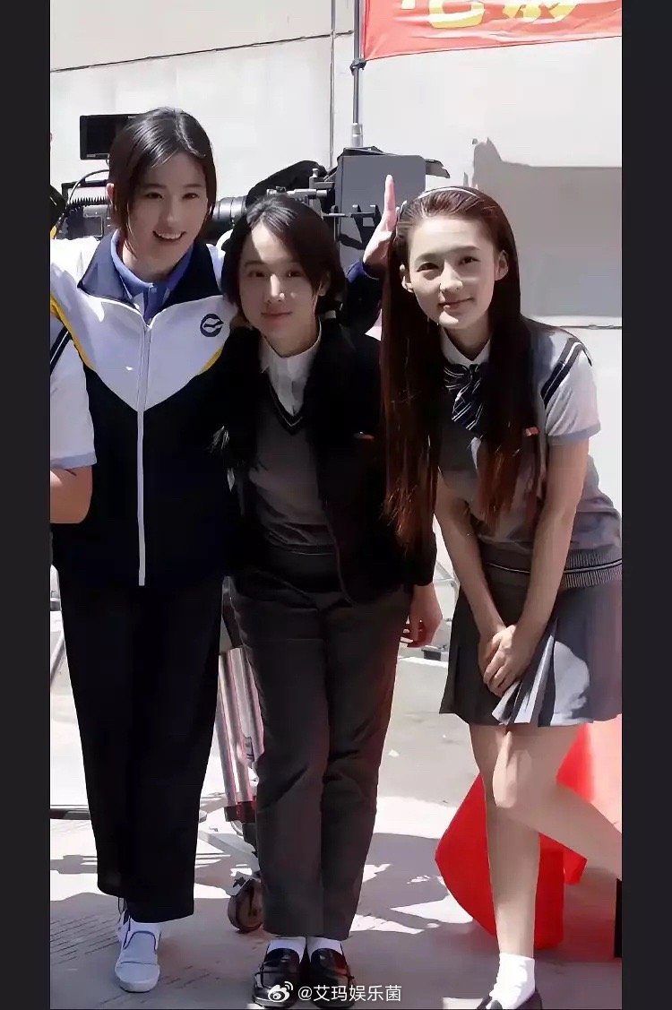刘亦菲李梦李沁的早期合影，校花旁边还是校花 ​​​