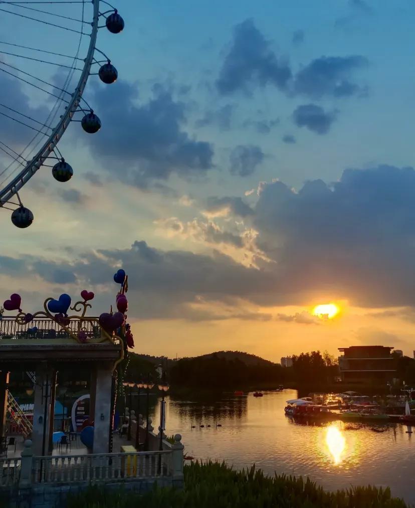 怪不得广东没有搓澡文化，来了之后每天都要洗至少一次澡，只要出了空调房就是像在汗蒸