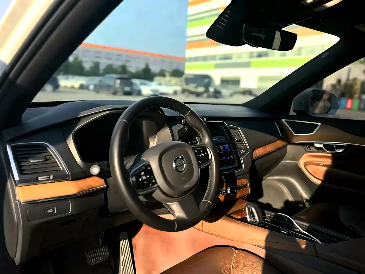 实话说这个车是真的不错。现在新款沃尔沃的小幅升级，我觉得也是对的，至少它升级的有