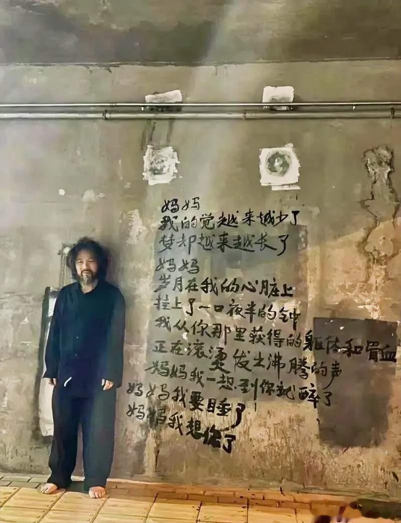 这张照片实在是太好哭了[失望]《百年孤独》里的表述是这样说的：“父母是隔在我们和