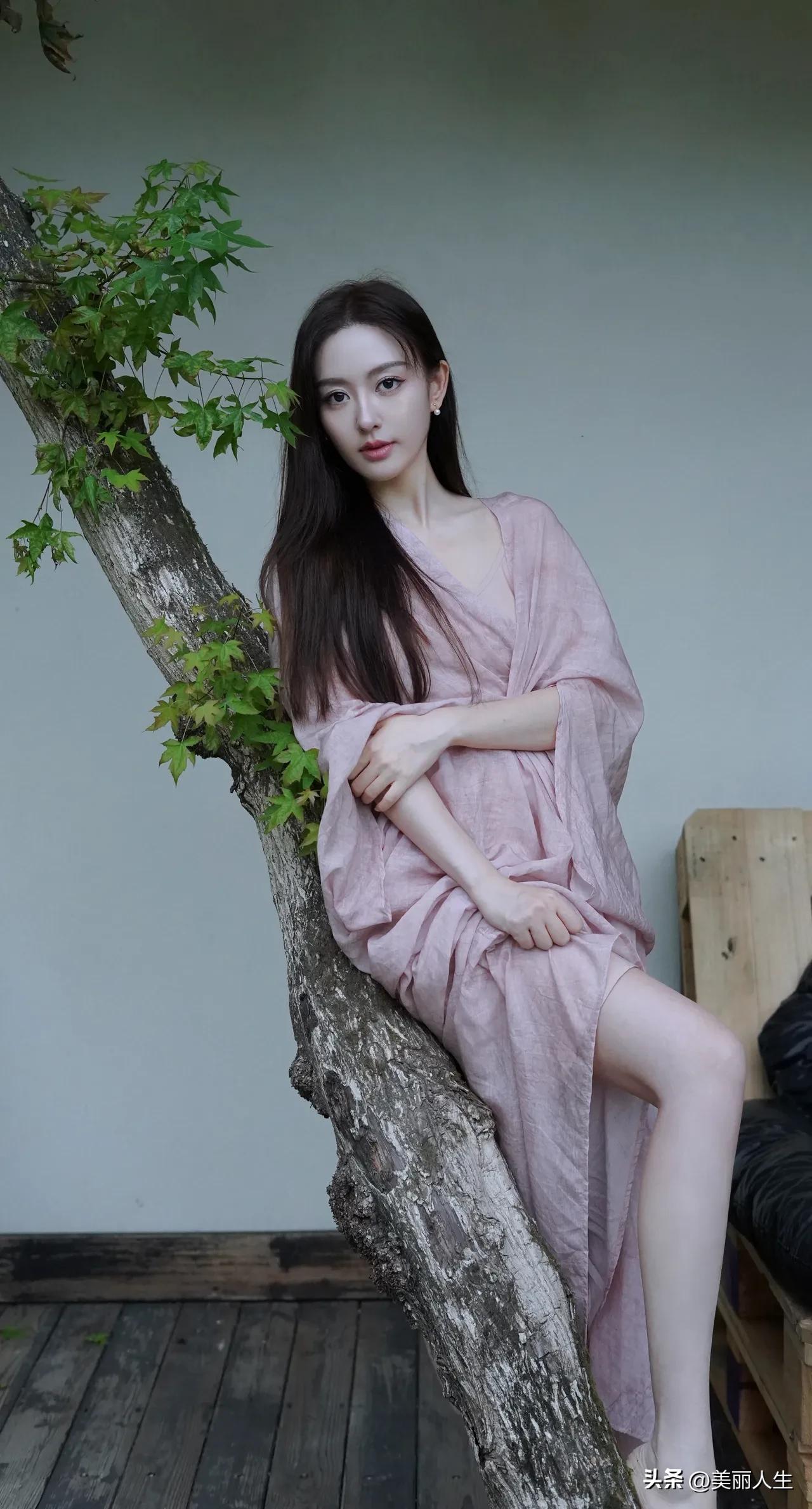 独处时慎独，做事时慎微，为人要慎守，诱惑前慎欲，才能驻守清本、行走天地。余生，愿