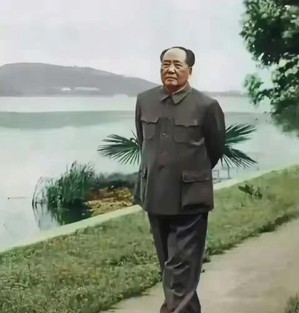 经济上求中国，军事上继续围堵、挑衅、打压中国。

美国现在对咱们中国，是两手抓。
